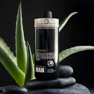 immagine del prodotto dell'Ecomousse da uomo ricarica ambientata su sfondo scuro con Aloe Vera e pietre nere 